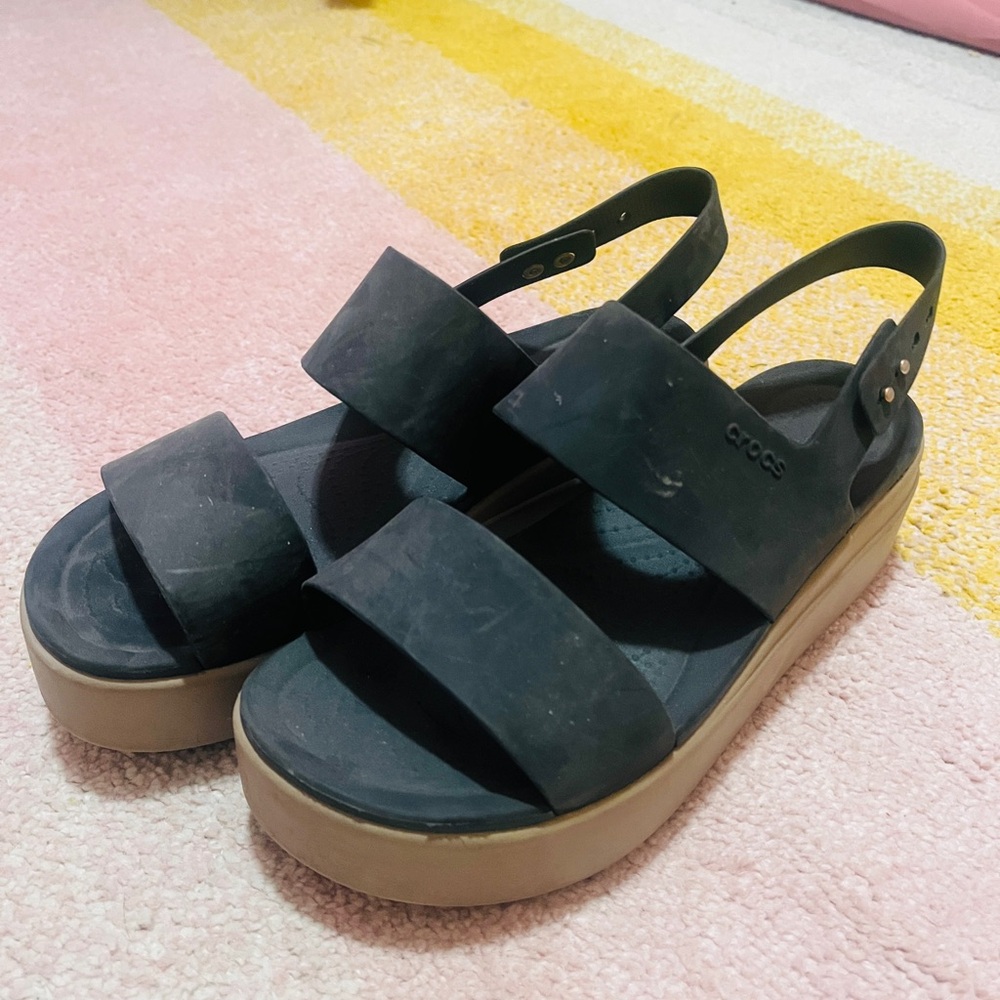 CROCS Black Upper Platform Sandals with Tan Platform - Picture 4 of 4